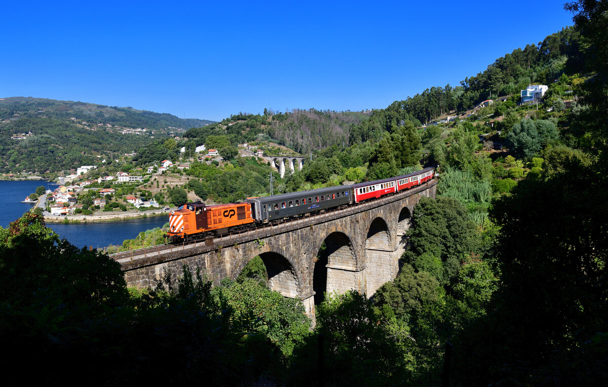 CP 1436 mit IR 865 am 15.09.2024 bei Mosteirô.