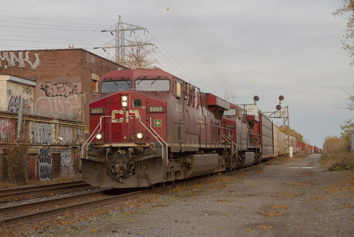 CP 8885 (ES44AC) und 8629 (AC4400CW) ziehen ihren gemischten Güterzug durch Toronto, auf dem North Toronto subdivision. Am 11.11.2021.
