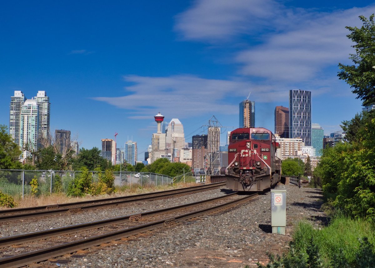 CP AC4400CW 8612 schiebt einen langen Güterzug richtung Downtown Calgary nach. Soeben wird die unscheinbare Brücke über den Elbow River passiert. 30.06.2019 in Inglewood, Calgary, AB.