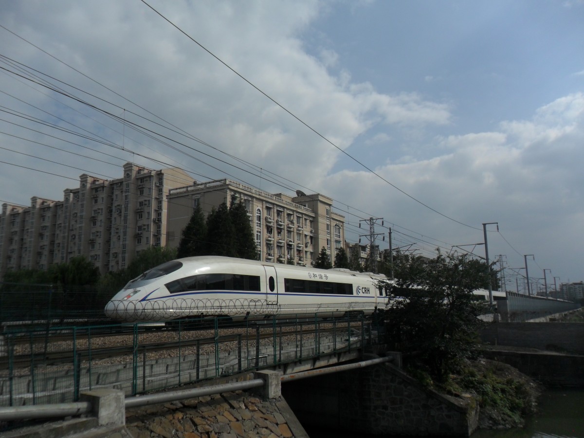 CRH380BL(Offiziele Name in China, gehört zu SIEMENS Velaro CN Plattform), ist ein Typ von Triebzüge, die geplannt zu einer Maximumgeschwindigkeit wie 380 Stundenkilmeter hergestellt, allerdings wegen des Triebwagenunfall in Wenzhou in 2011 wurde die Tempobegrenzung von der Behörde bis zum 300 Stundenkilometer geregelt. Trotzem ist es noch einer der schnellste Eisenbahnfahrzeuge in China.
Es sieht fast wie ICE3, denn sie beide waren von gemeinsamem Entwurf geboren. Es gibt Kritik von deutschen Medien, dass China die Kerntechnik von Deutschland geplagiiert hat.

Ort：Kreuzung an ehemaligem Wangjingtor, Westzhongshangasse, Ningbo, Zhejiang Provinz, Volksrepublik China.