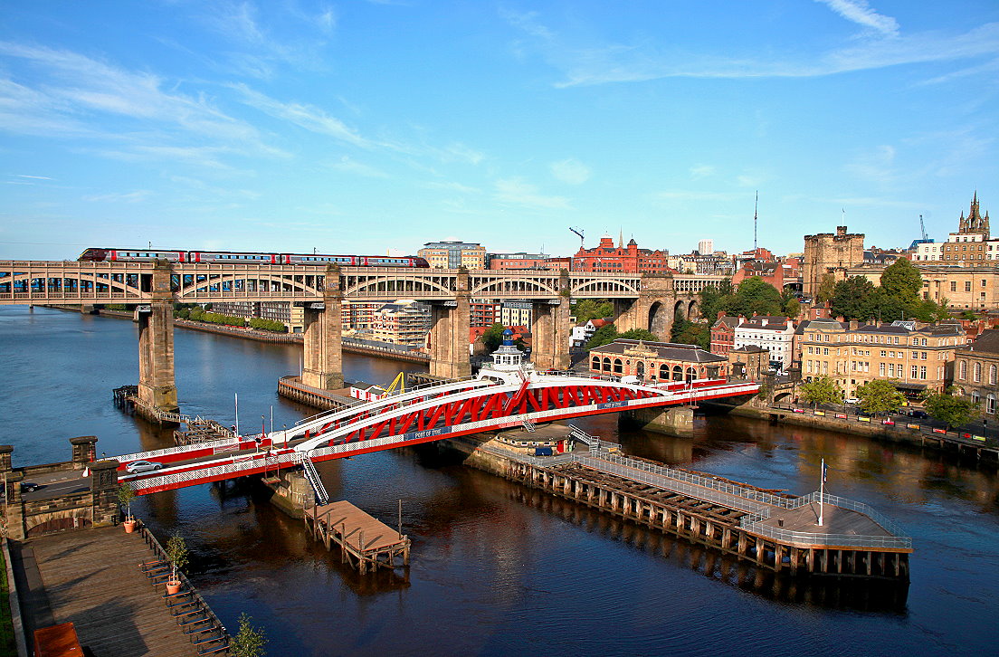 Cross Country, 220 026, Newcastle upon Tyne, High Level Bridge, 5O86, 30.08.2018.
