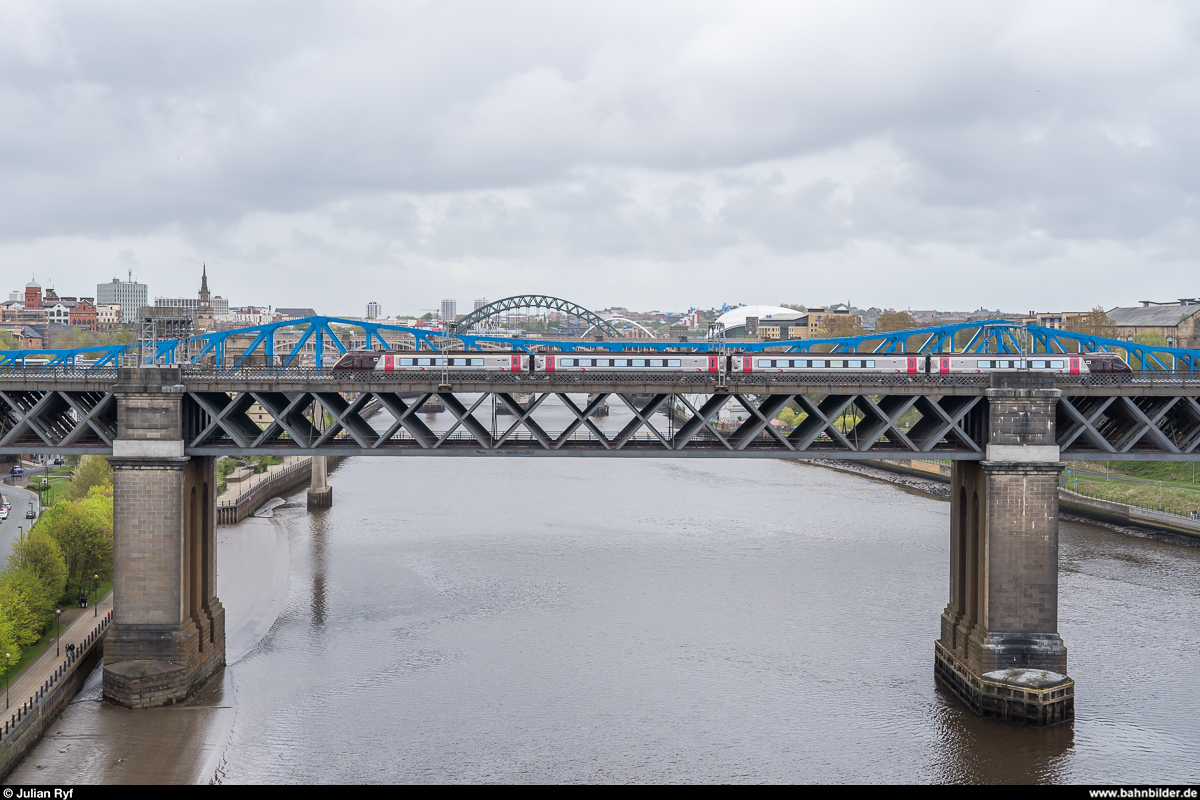 CrossCountry Class 220 überquert am 27. April 2019 die King Edward VII Bridge in Newcastle.