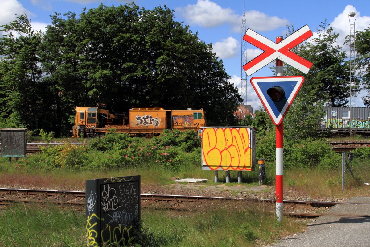 Crossing with HOBW 120-4A in the background at Vejle station 02.06.2012