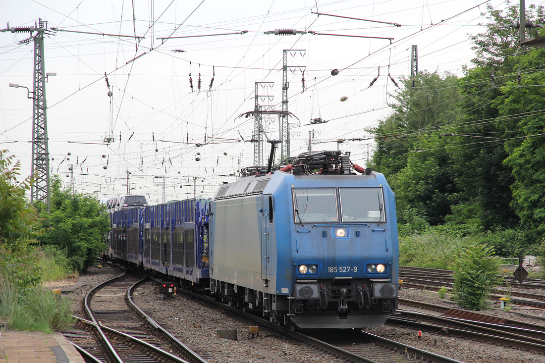 Crossrail 185 527 mit neuen Ford-PKWs am 9. Juni 2017 in Hamm (Westfalen).