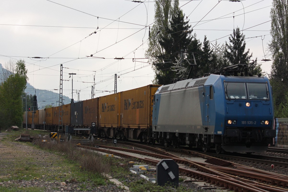 Crossrail 185 535 am 28.4.13 mit einem Containerzug in Niederdollendorf.