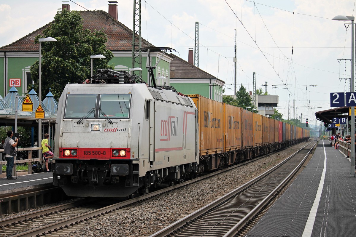 Crossrail 185 580-8 am 23.07.2014 mit einem Containerzug in Müllheim (Baden) in RIchtung Norden.