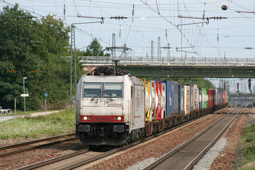 Crossrail 185 580 wurde am 17. Juli 2012 mit viel Brennweite in Graben-Neudorf auf die Speicherkarte gebannt.

