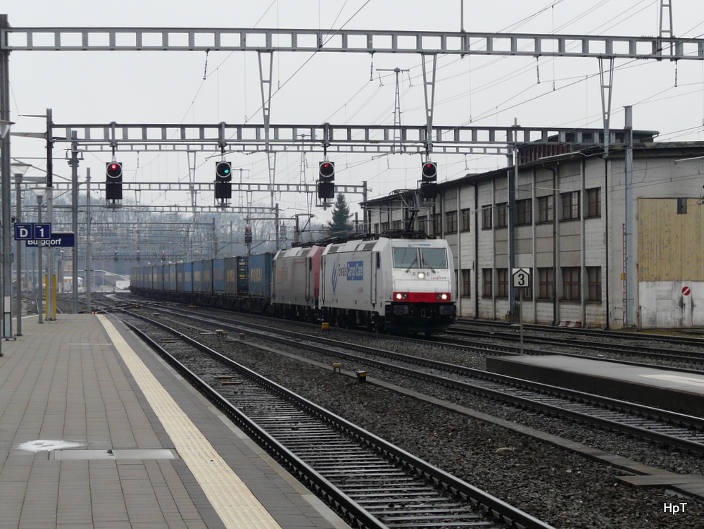 Crossrail - 185 581-6 + 185 ... vor Güterzug bei der durchfahrt im Bahnhof Burgdorf am 02.02.2014