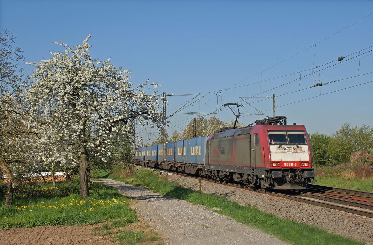 Crossrail 185 591-5 mit Baulkhaul-Blockzug bei Muggensturm. 25.04.13