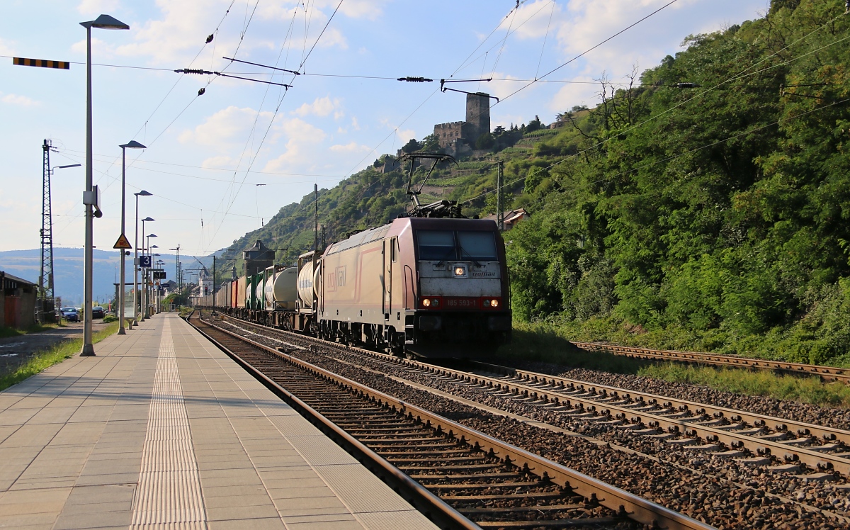 Crossrail 185 593-1 mit Containerzug in Fahrtrichtung Süden. Aufgenommen in Kaub am Rhein am 17.07.2014.