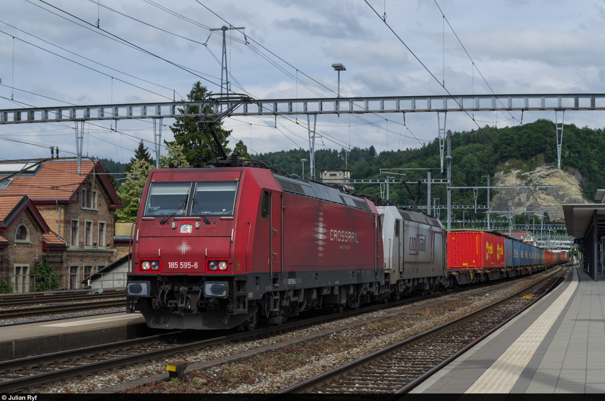 Crossrail 185 595 und eine Schwestermaschine ziehen am 30. Mai 2015 einen Containerzug in Richtung Lötschberg. Hier bei einem Signalhalt im Bahnhof Burgdorf