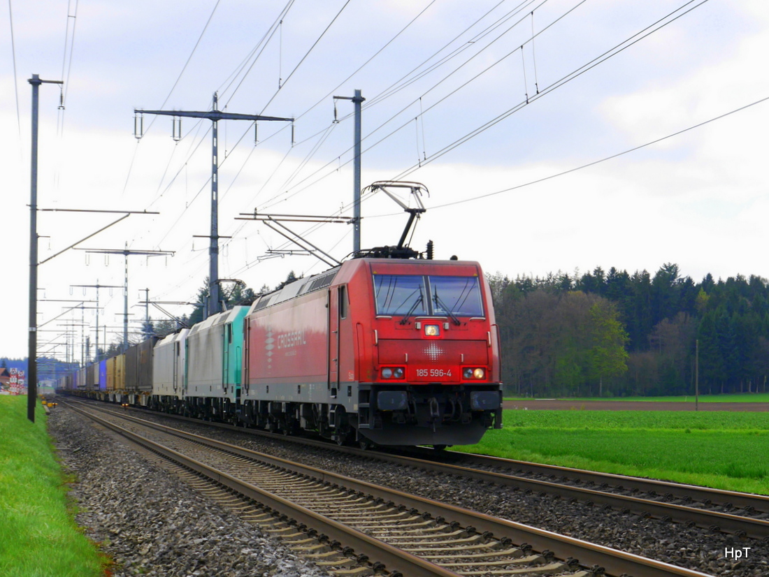 Crossrail - 185 596-4 mit 2 weiteren Loks vor Güterzug bei Lyssach am 18.04.2015