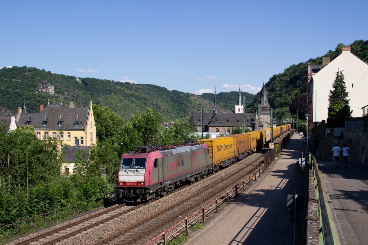 Crossrail 185 601-2 mit einem Containerzug in St. Goar am 03.07.14