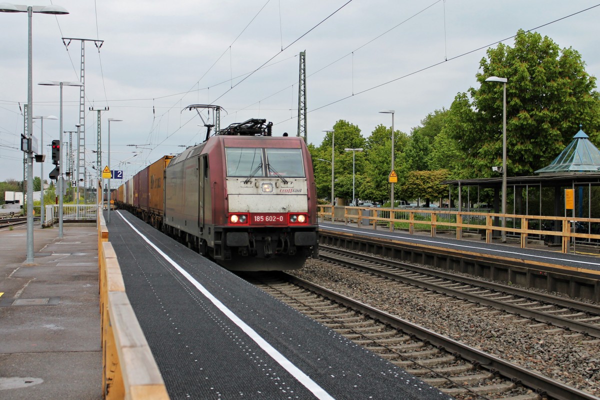 Crossrail 185 602-0 am 18.04.2014 mit einem Containerzug aus Richtung Norden bei der Durchfahrt in Müllheim (Baden).