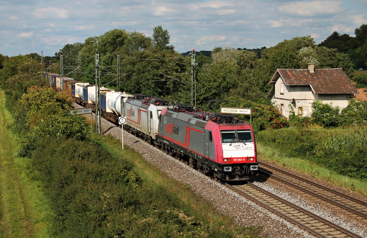 Crossrail 185 602-0 zusammen mit der als Wagenlok mitgeschleppten 186 903, welche auch für die Crossrail AG fährt, und einem Containerzug am 22.08.2014 bei Müllheim (Baden) und fuhr gen Schweiz.
