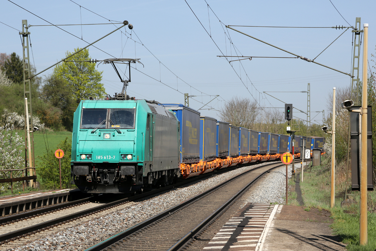 Crossrail 185 613-7 durchfährt mit Sattelauflegern den Haltepunkt Deuerling in Richtung Regensburg, 20.04.2018