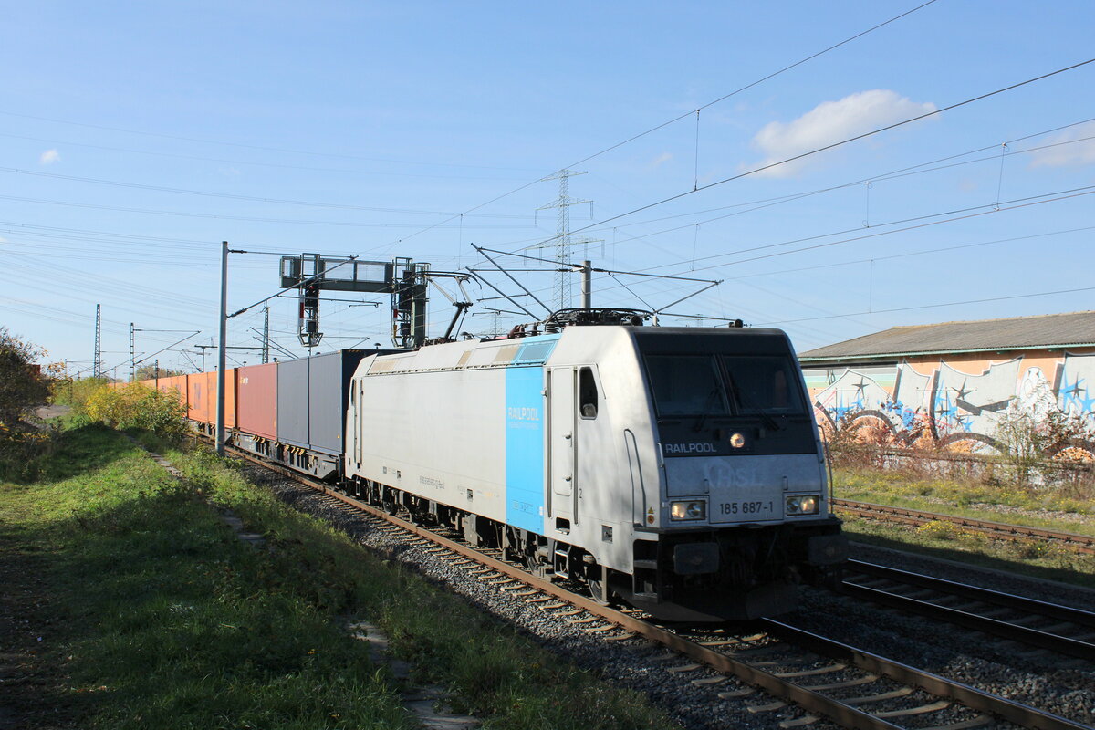 Crossrail 185 687-1 mit einem ZIH-Containerwagenzug von München Ost nach Berlin, am 27.10.2022 in Vieselbach.