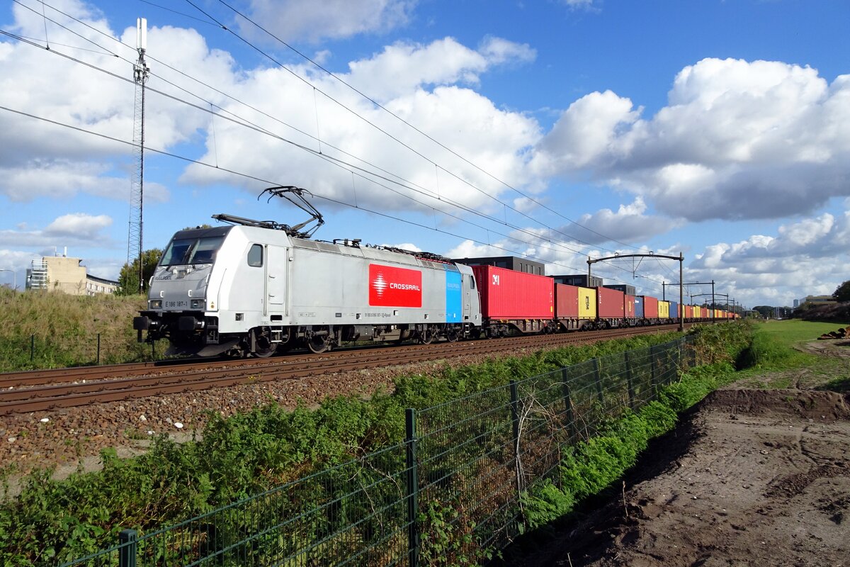 CrossRail 186 187 zieht ein Containerzug durch Tilburg-Reeshof am 15 Oktober 2021.