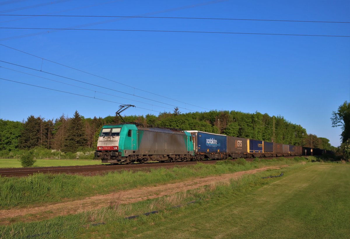 Crossrail 186 213-5 mit KLV am 25.04.20 in Mainz Bischofsheim Netztrennstelle 