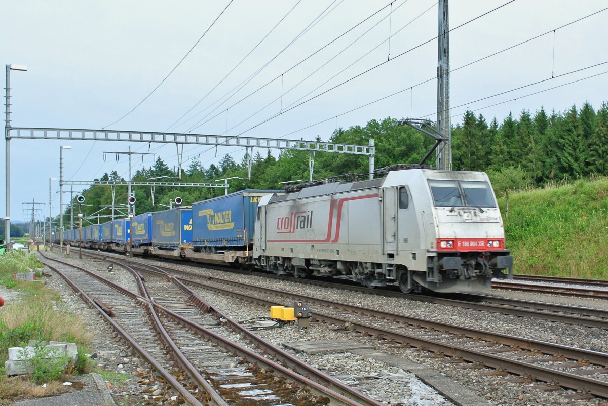 CrossRail 186 904 mit LKW Walter Zug bei Durchfahrt in Hindelbank, 04.07.2014.