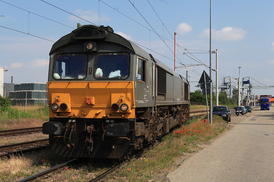 Crossrail 6307 beim Rangieren in Germersheim, 11.06.2015.

