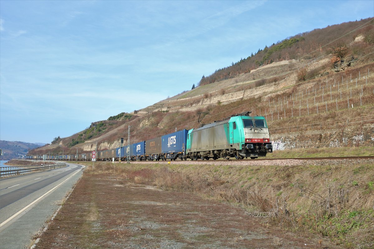 Crossrail Benelux 186 210-1 mit einen Containerzug auf der Rechten Rheinstrecke am 23.02.19