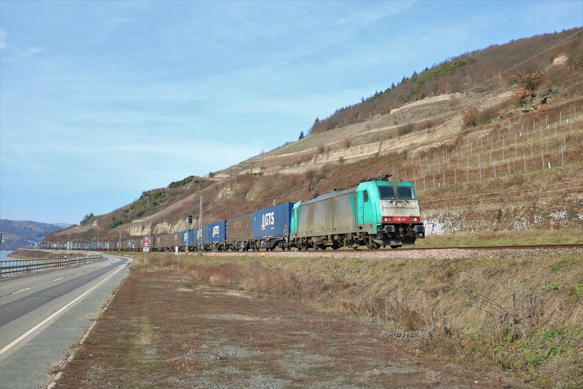 Crossrail Benelux 186 210-1 mit einen Containerzug auf der Rechten Rheinstrecke am 23.02.19