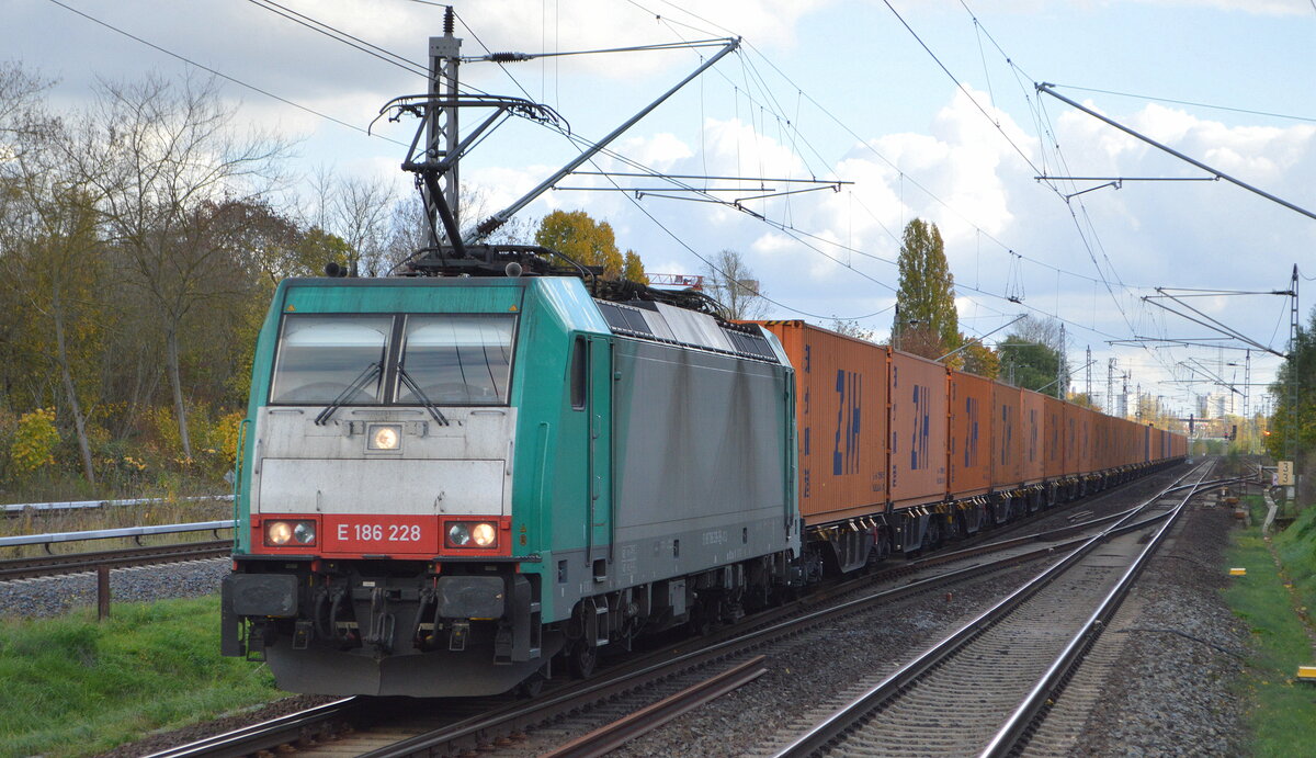 Crossrail Benelux N.V., Antwerpen [B] mit  E 186 228  (NVR:  91 88 7 186 228-3 B-ATLU ) und einem Containerzug am 25.10.22 Durchfahrt Bahnhof Berlin Hohenschönhausen.