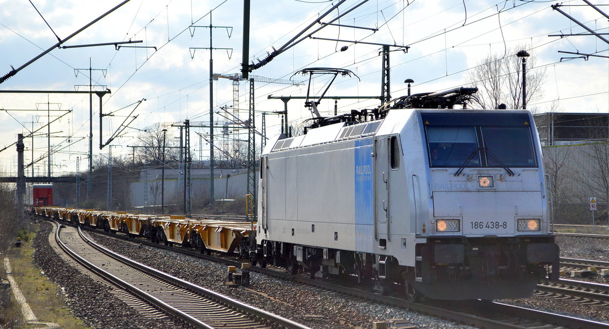 Crossrail Benelux N.V., Borgerhout [B] mit der Railpool Lok  186 438-8  [NVR-Nummer: 91 80 6186 438-8 D-Rpool] und Container-/Taschenwagenzug Richtung Polen am 05.03.20 Durchfahrt Bf. Flughafen Berlin Schönefeld.
