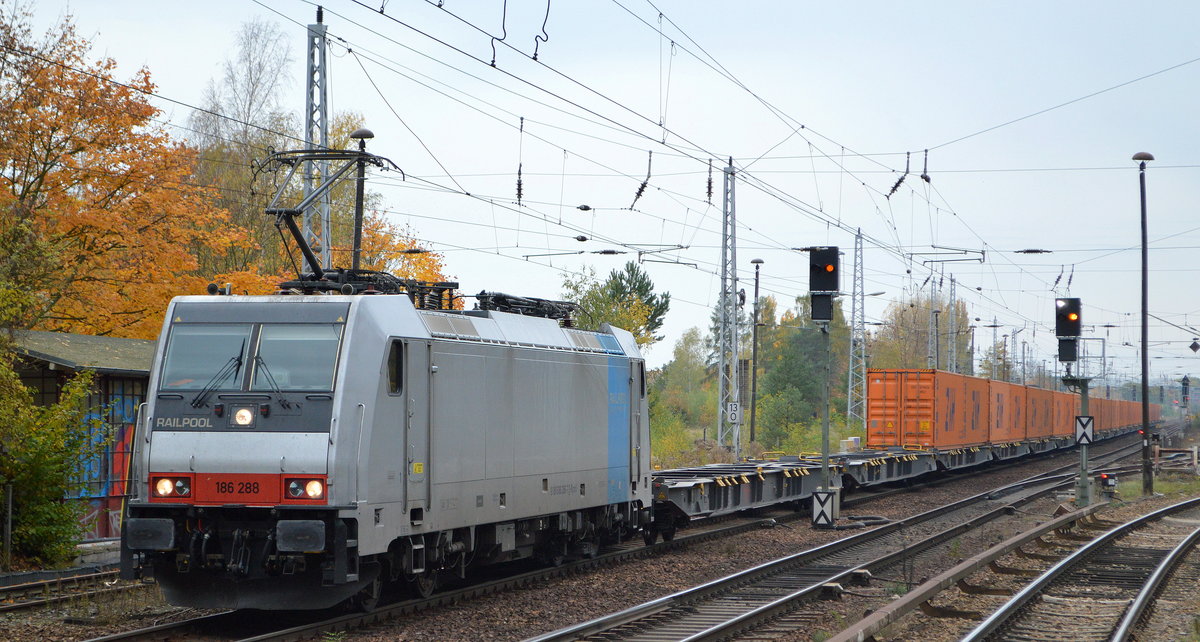 Crossrail Benelux N.V., Borgerhout [B]  mit  186 288  [NVR-Nummer: 91 80 6186 288-7 D-Rpool] und Containerzug Richtung Frankfurt/Oder am 26.10.20 Berlin Hirschgarten.