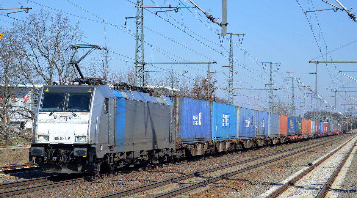 Crossrail Benelux N.V., Borgerhout [B] mit der Railpool Lok  186 536-9  [NVR-Nummer: 91 80 6186 536-9 D-RPOOL] und Containerzug am 22.03.22 Durchfahrt Bf. Golm.