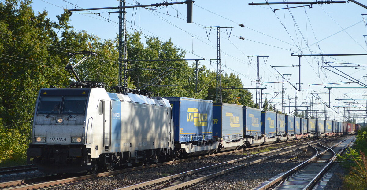 Crossrail Benelux N.V., Borgerhout [B] mit  186 536-9  [NVR-Nummer: 91 80 6186 536-9 D-RPOOL] und einem KLV-Zug am 10.10.22 Durchfahrt Bahnhof Golm.