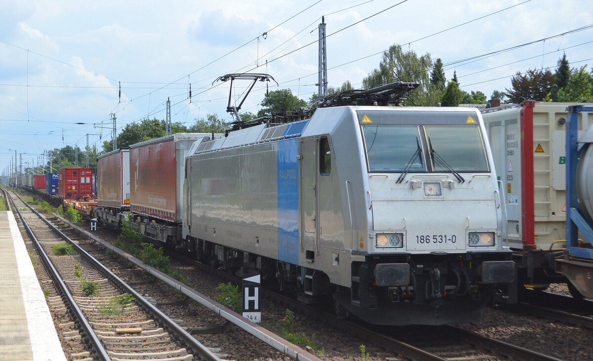 Crossrail Benelux NV  mit   186 531-0  [NVR-Nummer: 91 80 6186 531-0 D-Rpool] und kombinierten Taschenwagen-/Containerzug am 05.08.21 Berlin Hirschgarten.