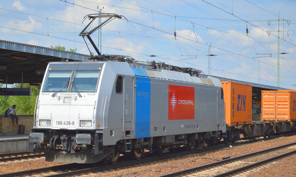 Crossrail Benelux N.V. mit der Rpool  186 438-8  [NVR-Nummer: 91 80 6186 438-8 D-Rpool] und Containerzug aus Polen am 21.05.19 Bf. Flughafen Berlin-Schönefeld.