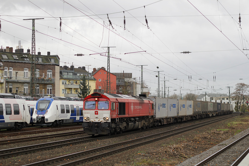 Crossrail DE 6310 wurde am 19. November 2015 im Bahnhof Köln West fotografiert.
Im Hintergrund sieht man Talent 2-Triebzüge des Unternehmens  National Express .
