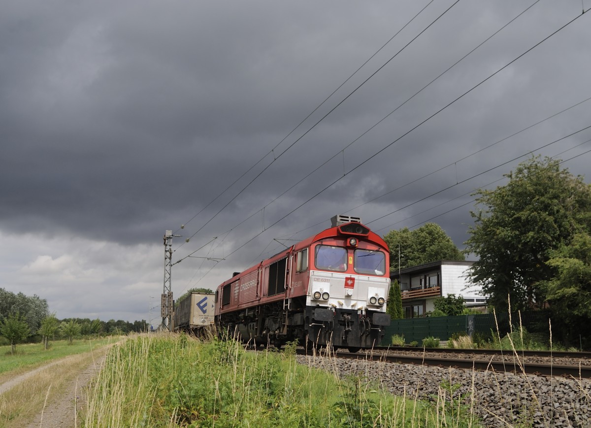 CrossRail DE 6311, Class77 mit einem Ewals Cargo Zug bei Frelenberg Km 25,6 auf der KBS 485, am 8.7.2015 