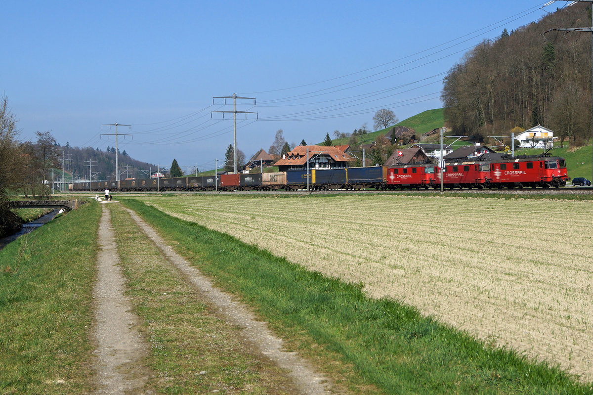 Crossrail: Frühlingserwachen im Emmental.
KLV-Ganzzug mit drei Re 430 unterwegs in den Süden bei Heimiswil am 25. März 2017.
Foto: Walter Ruetsch 
