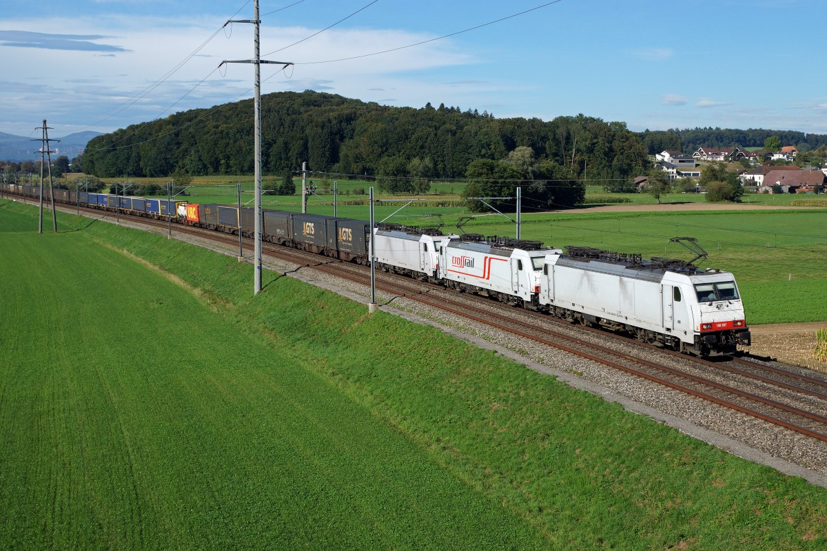 CROSSRAIL: Güterzug mit Dreifachtraktion BR 186 am letzten Sommertag des Jahres 2015 bei Bettenhausen unterwegs am 16. September 2015. 
Foto: Walter Ruetsch 
