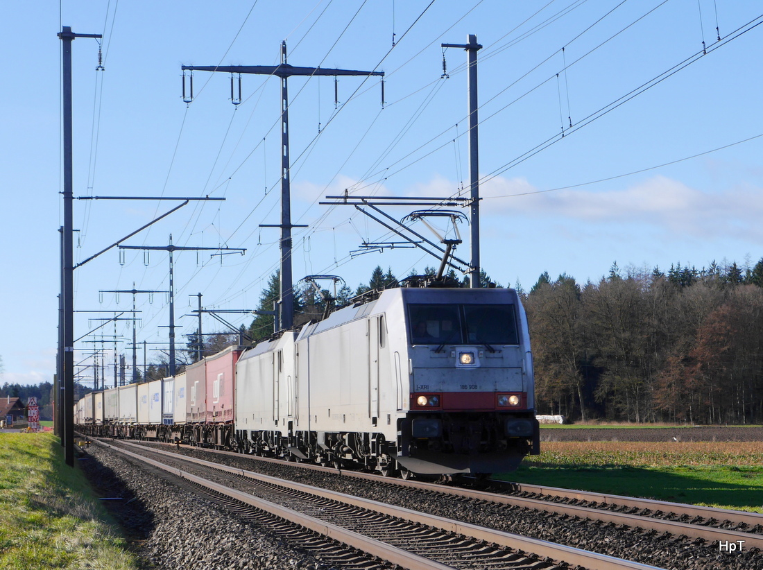 Crossrail - Lok 186 908 + 186 ... mit Güterzug unterwegs bei Lyssach am 10.01.2015