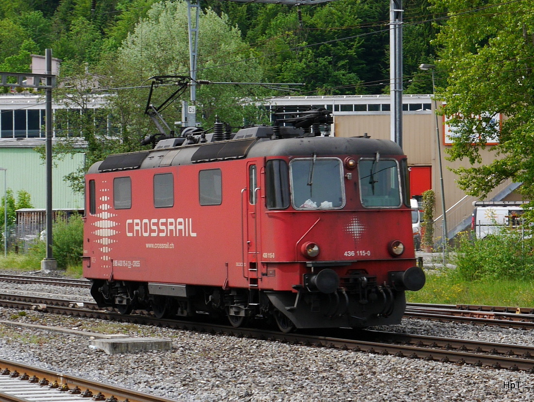Crossrail - Lok Re 4/4  436 115-0 bei der durchfahrt im Bahnhof Gwatt am 14.05.2015