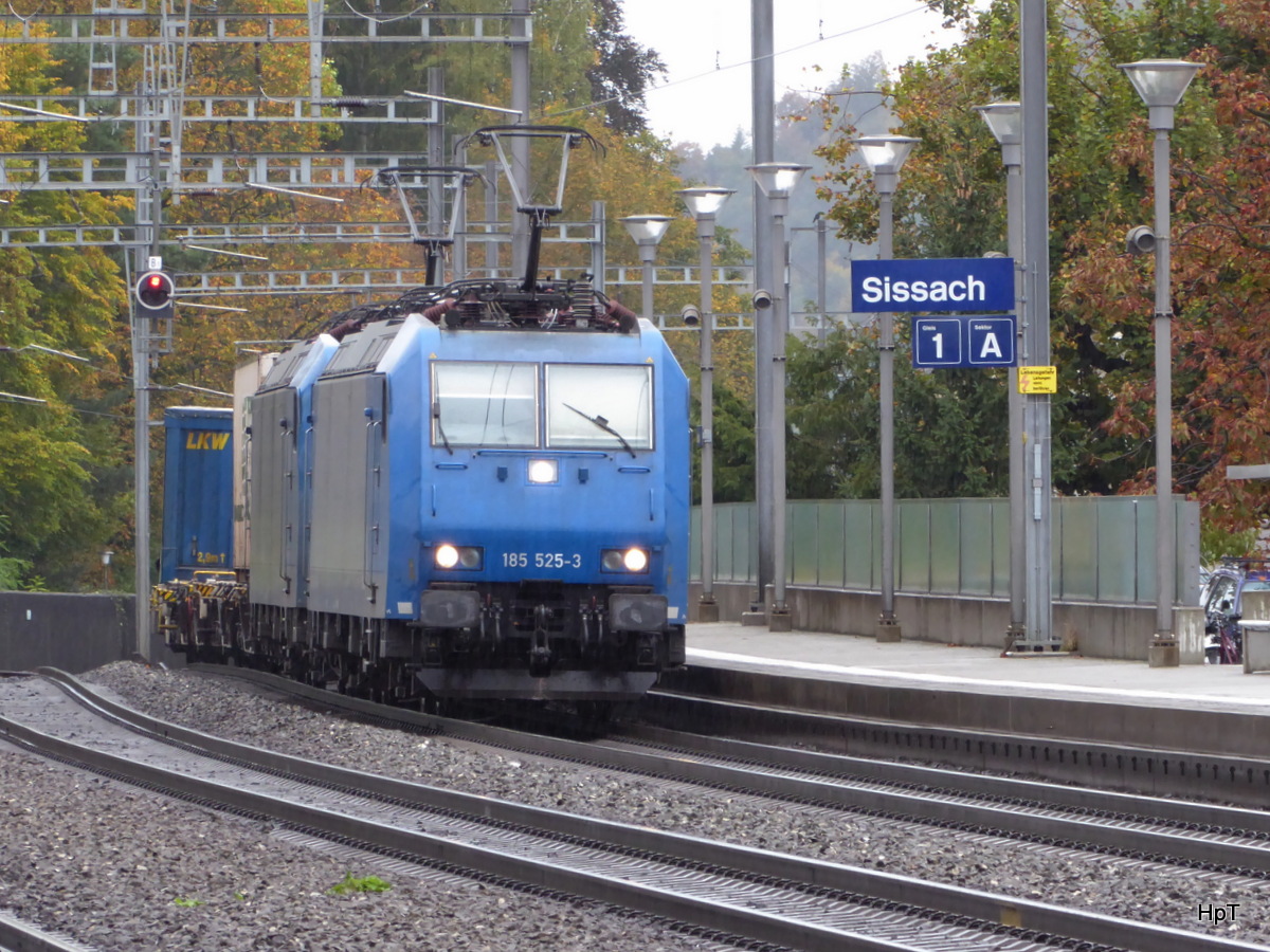 Crossrail - Loks 185 525-3 mit 185 ??? vor Güterzug bei der durchfahrt in Sissach am 06.10.2015