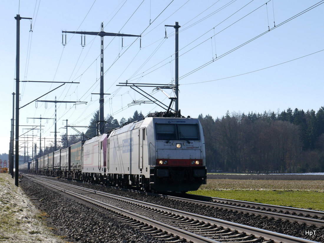 Crossrail - Loks 185 581-6 und 185 597-2 vor Güterzug unterwegs bei Lyssach am 26.02.2015