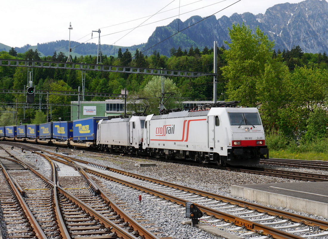 Crossrail - Loks 186 902-3 mit 186 908-6 vor Güterzug bei der durchfahrt im Bahnhof Gwatt am 14.05.2015
