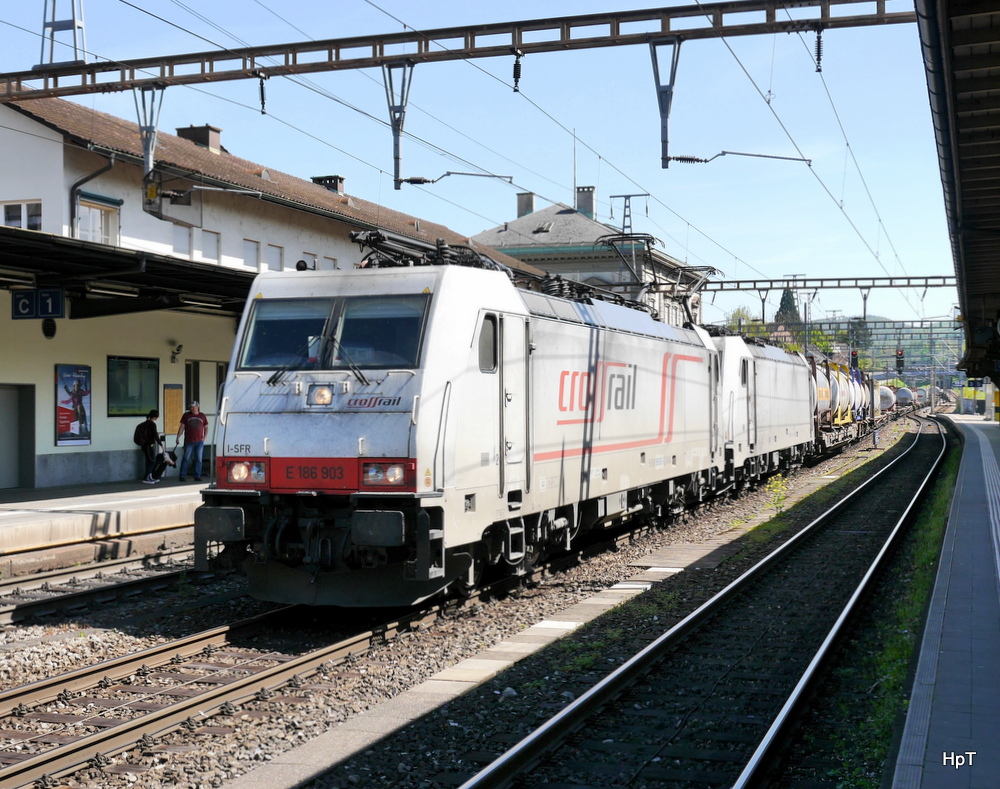 Crossrail - Loks 186 903-1 mit 186 906-4 vor Güterzug bei durchfahrt im Bahnhof Liestal am 20.04.2014