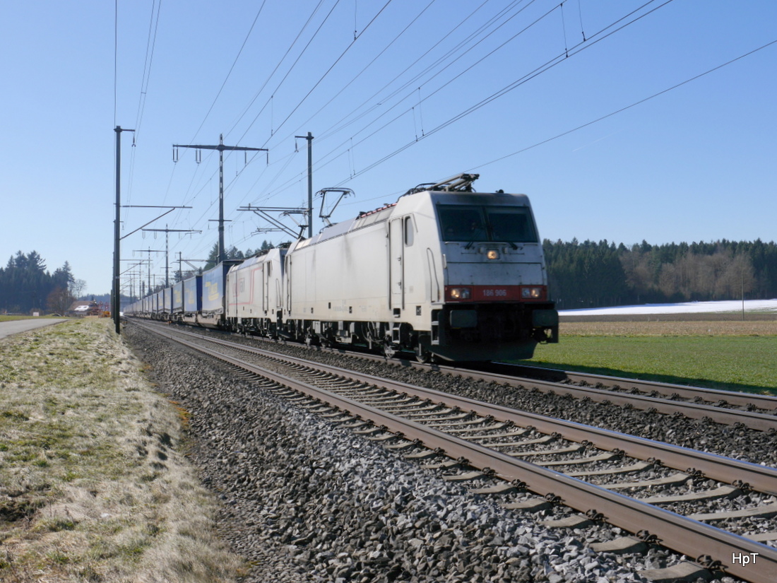 Crossrail - Loks 186 906-4 und 186 905-6 vor Güterzug unterwegs bei Lyssach am 26.02.2015