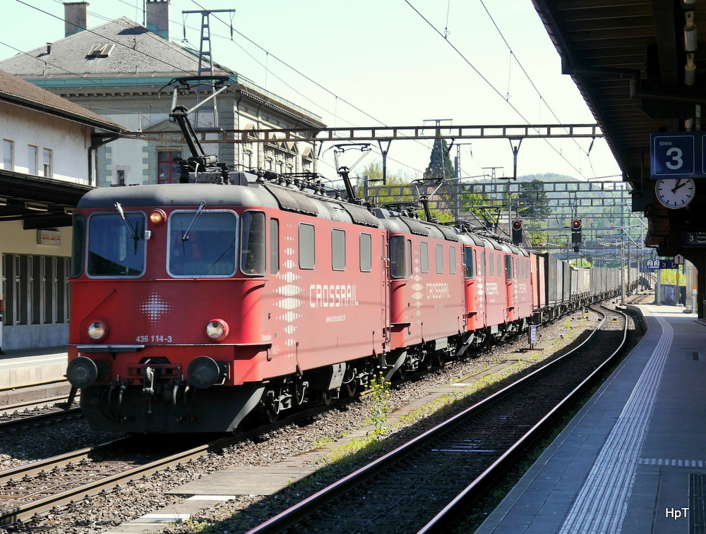 Crossrail - Loks 436 114 und 436 115 und 436 111 und 436 112 vor Güterzug bei durchfahrt im Bahnhof Liestal am 20.04.2014