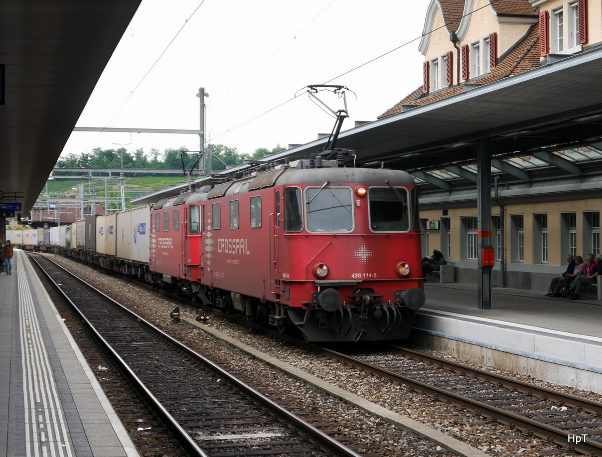 Crossrail - Loks 436 114 und 436 ... vor Güterzug bei der durchfahrt im Bahnhof Spiez am 21.06.2015