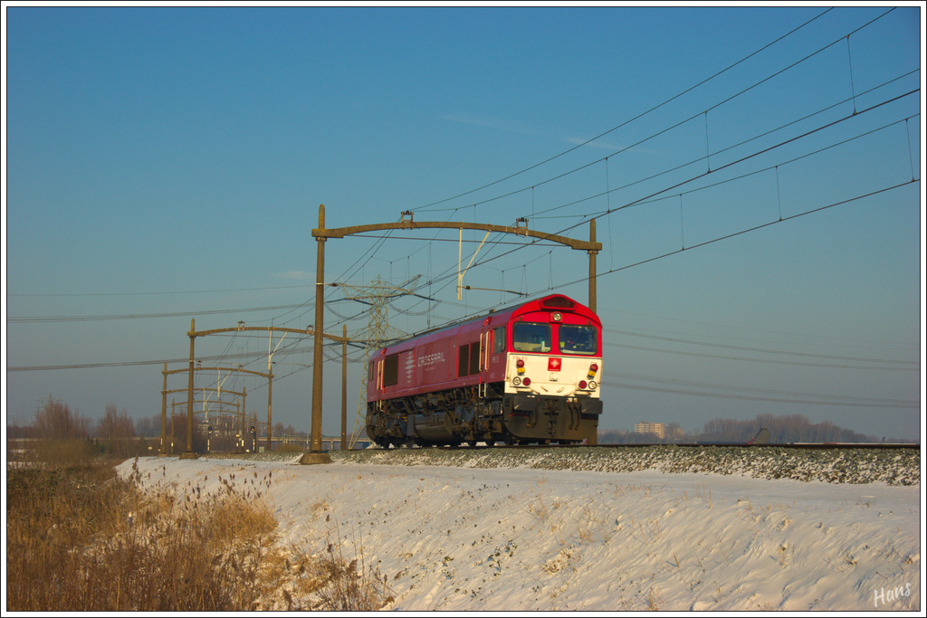 Crossrail PB 13 Class 66-Diesellokomotiv ist südlich von Dordrecht solo unterwegs, 16. Januar 2013.