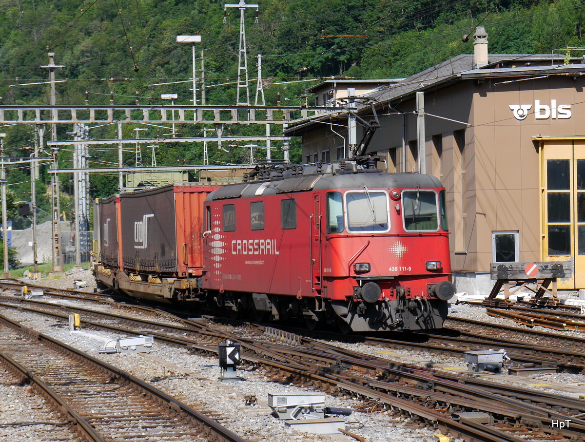 Crossrail - Re 4/4  436 111-9 beim Schiebedienst eines Güterzuges beim verlassen des Bahnhof Brig am 19.07.2015