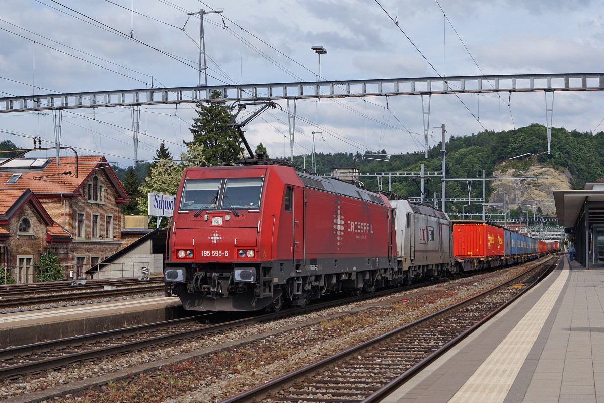 CROSSRAIL: Schwerer Güterzug mit der 185 595-6 an der Zugsspite anlässlich der Bahnhofsdurchfahrt Burgdorf am 29. Mai 2015. Am Zugsschluss wurde die 189 907 mitgeschleppt.
Foto: Walter Ruetsch